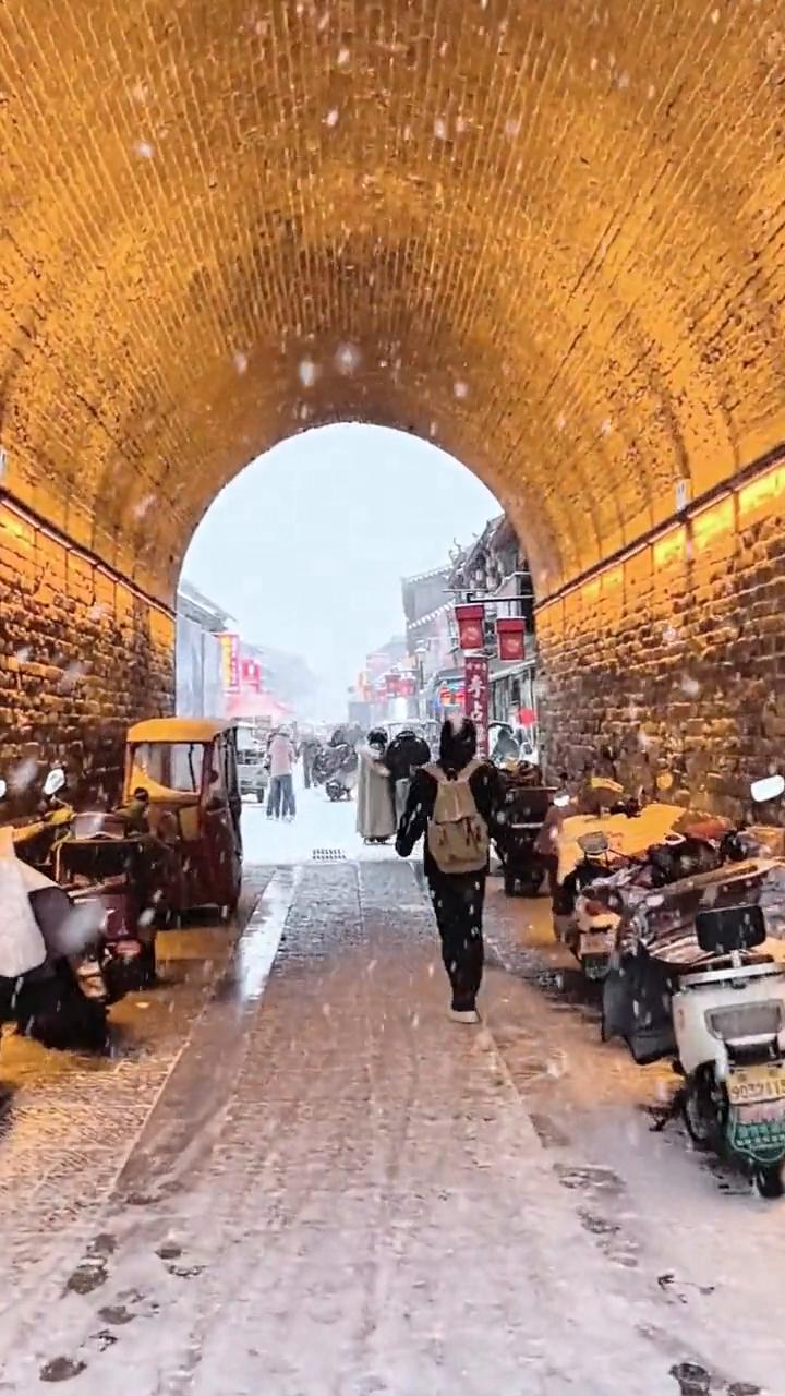 大寒节气，洛阳鼓楼亮灯迎雪。
洛阳鼓楼雪真大，瞬间让你穿越千年。在冰天雪地中，世