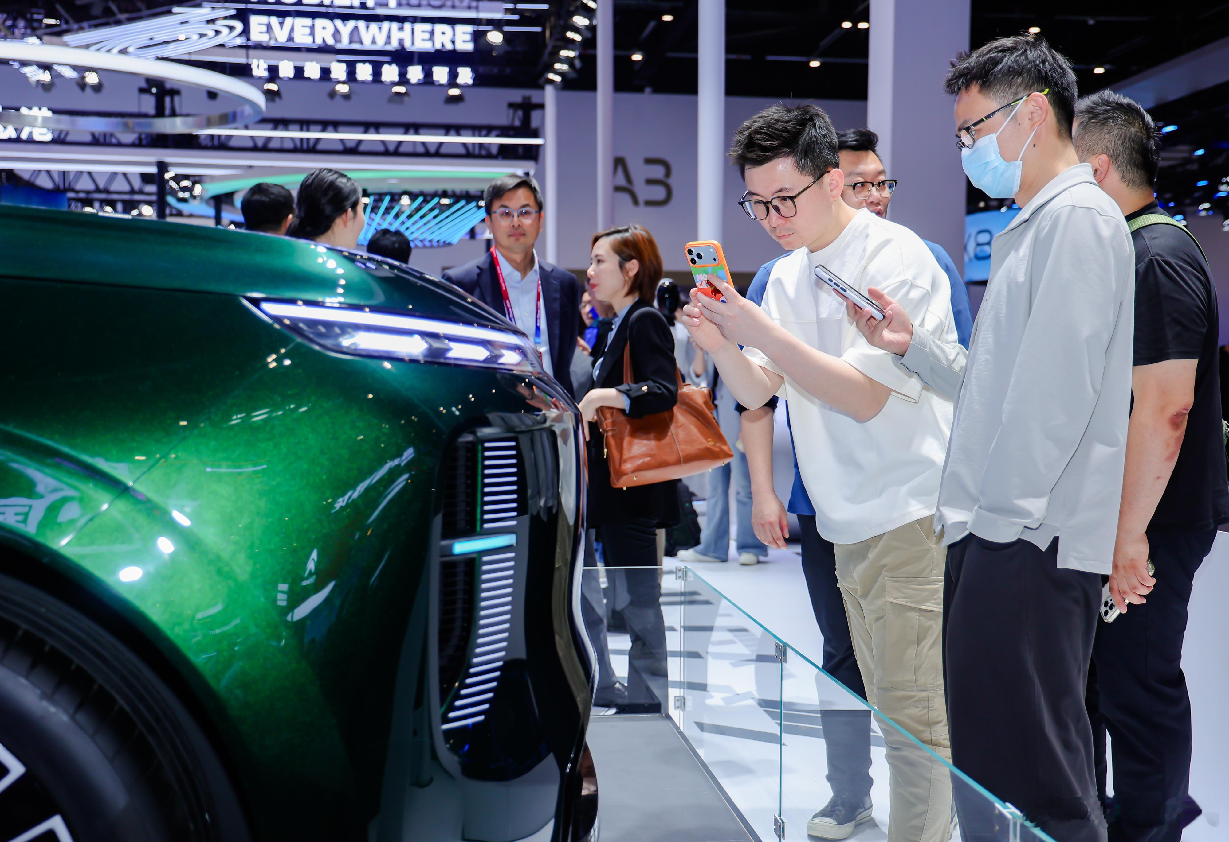 北京车展这波信息量太大了！荣威的钱漾跑去了火山引擎的发布会，而且，火山的展台还放