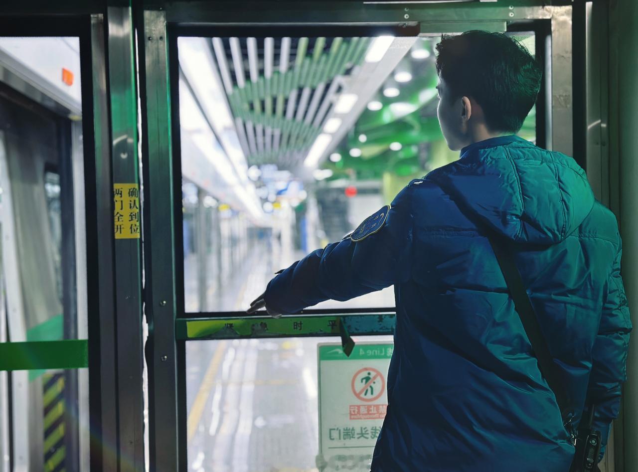 乘务“蓝精灵”认真专注，只为守护出行平安[飞吻]轨道微光 ​​​