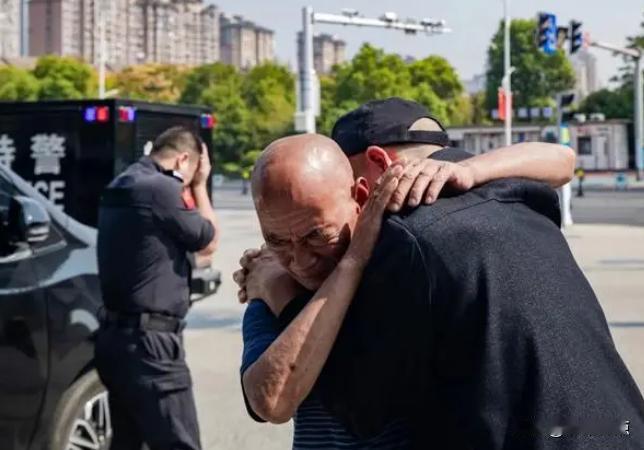 这位拾荒老人火了！2023年5月拾荒老人捡到560多元交给警察，警察问：你也挺可