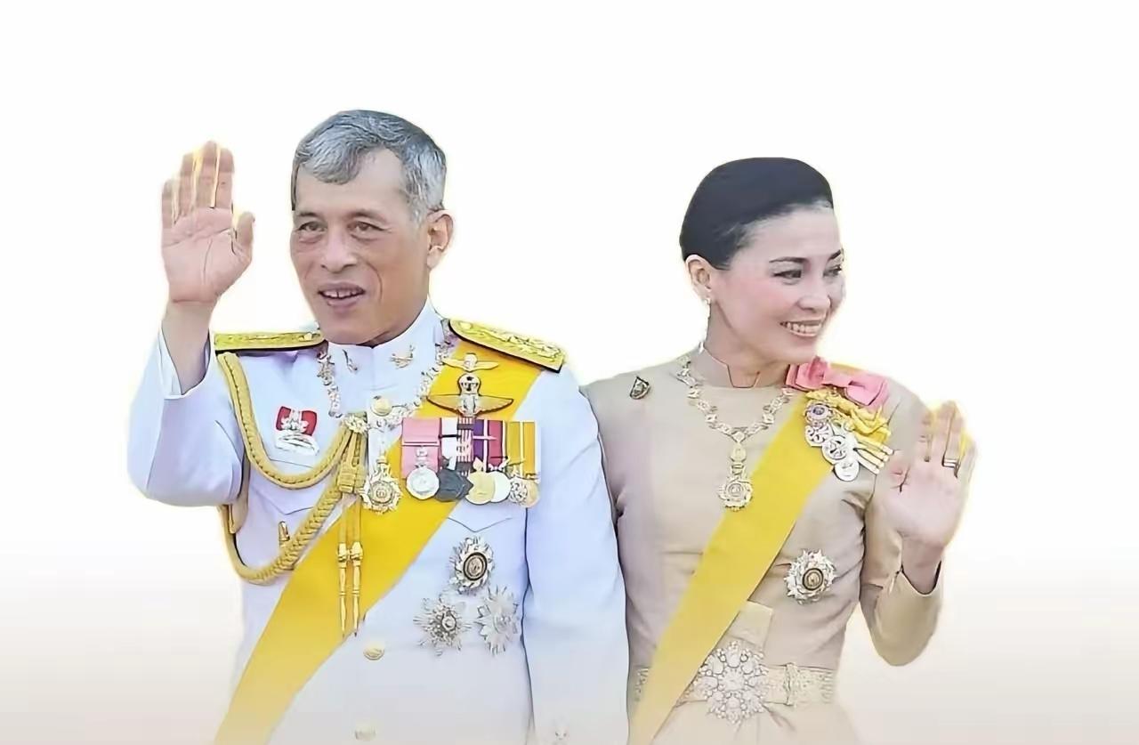 泰国宫务处发公告了，玛哈国王和素提达王后11月会应邀来中国进行国事访问。
 
这