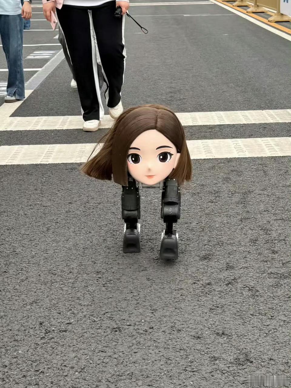 豆包回应豆脚机器人各行业都不缺玩抽象的，豆包是招谁惹谁了，彻底没有形象可言了。但