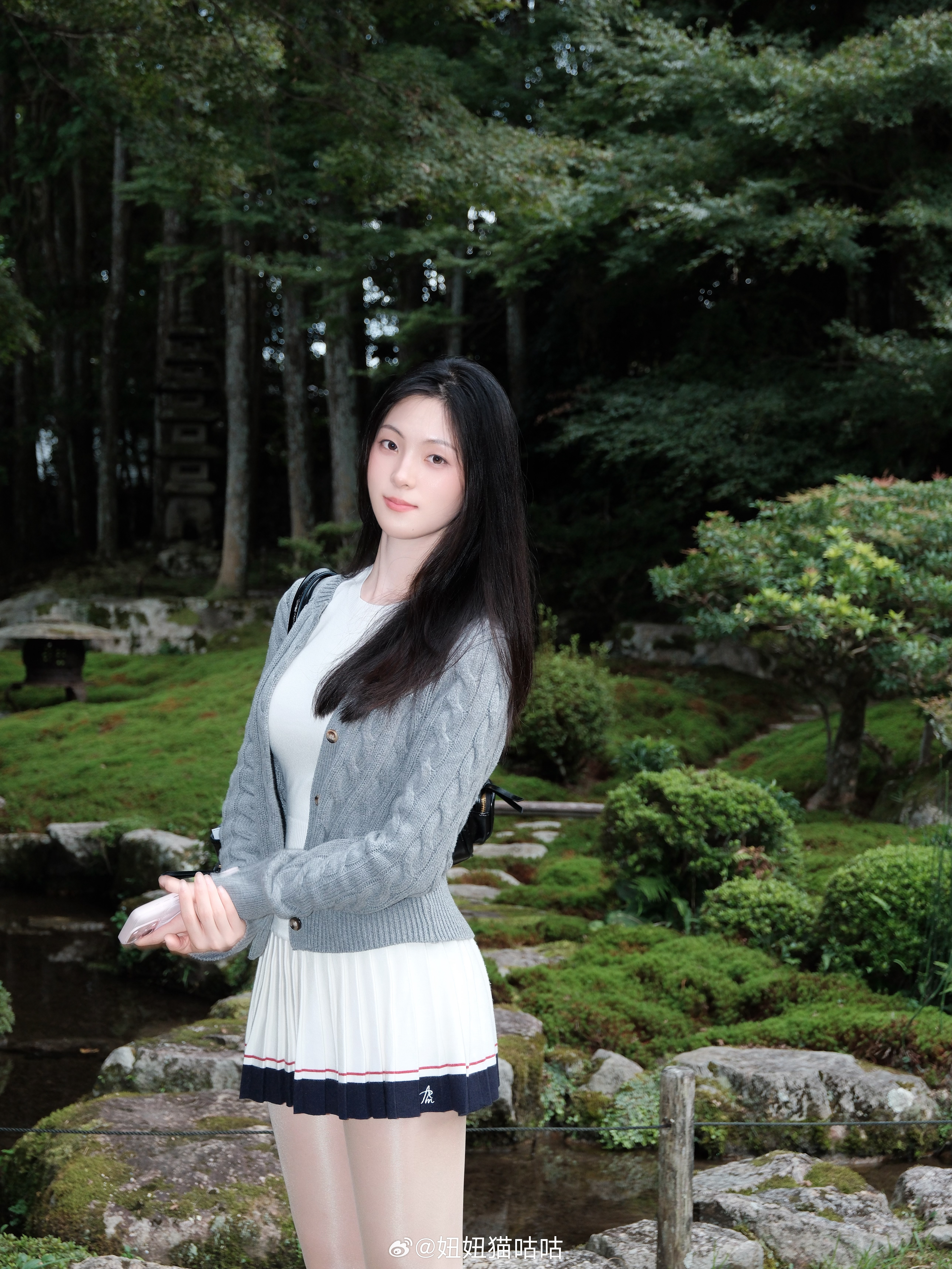 初见她漫步溪桥下 ​​​