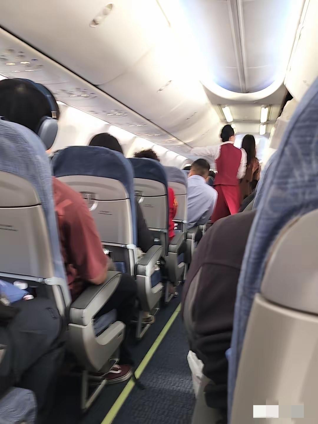 61岁男子接受痛风石手术乘飞机途中发病身亡，家属质疑质疑：“安全员知道了巴未做什