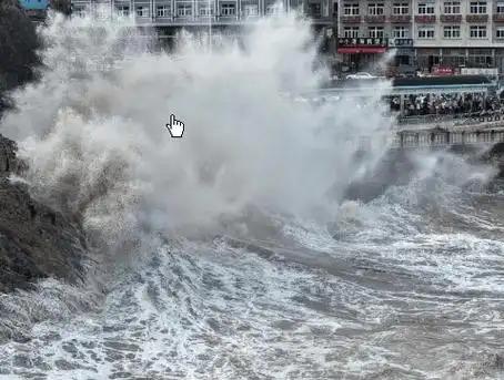 受台风“巴威”外围环流影响，浙江温岭石塘金沙滩海域风浪骤增，狂风裹挟潮水掀起十余