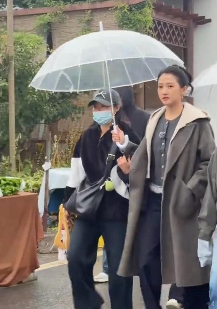 关晓彤给助理打伞关晓彤给助理打伞！关晓彤给助理撑伞 ​​​