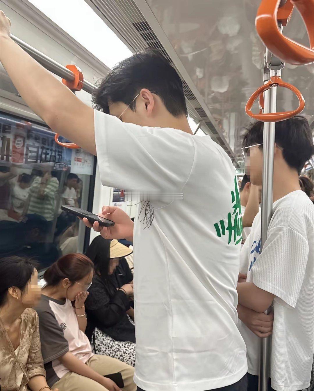 不懂就问，这衣服是设计的还是腋毛穿过了衣服？ 
