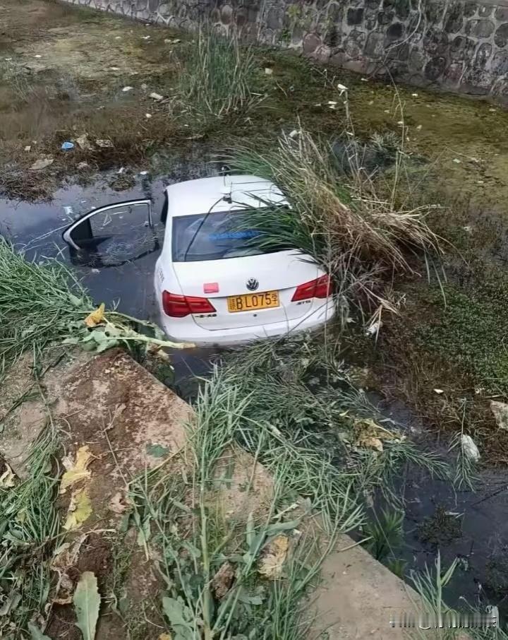 我只是教练的学生，这事真不怪我！要找找教练去，教练让我开车的只不过是我没开好把油