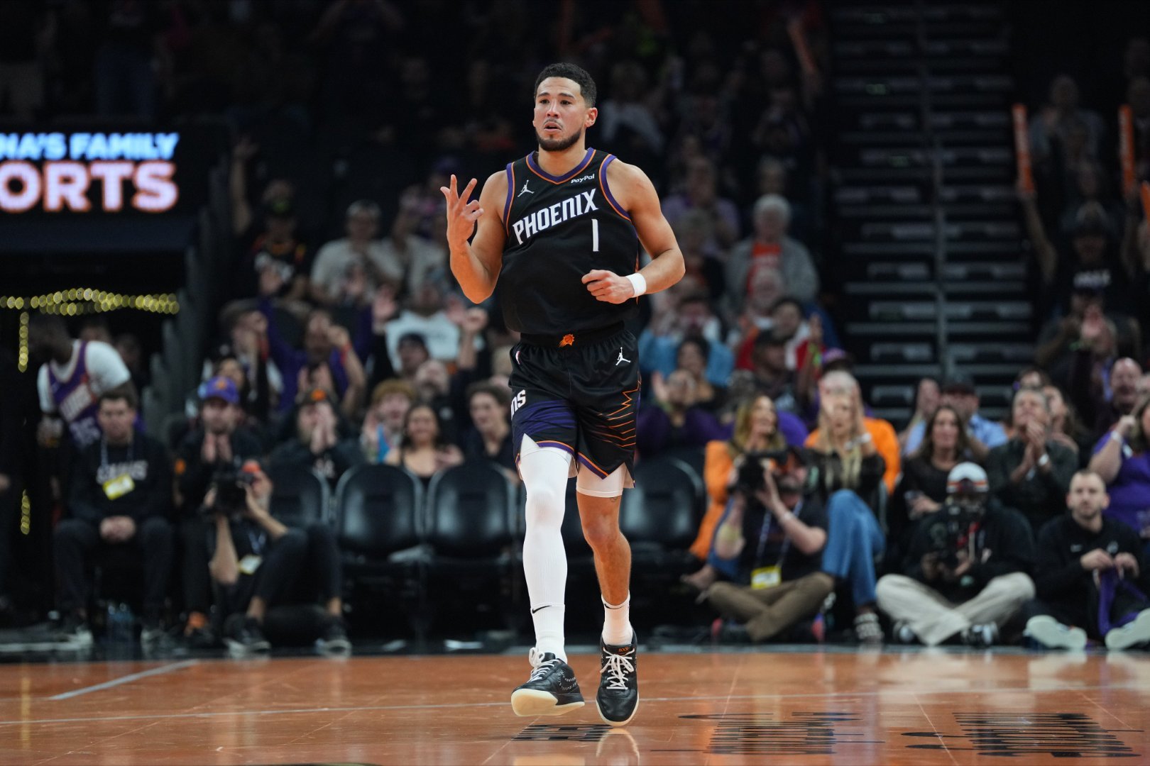 本赛季至今的6场比赛中，德文-布克已经参与了56种不同的阵容组合。[傻眼][傻眼