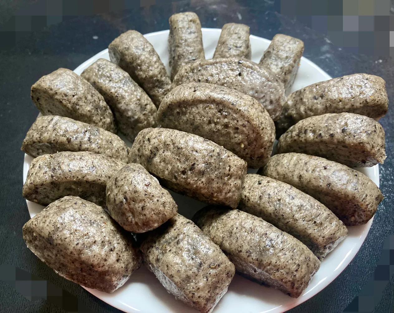 蒸一锅黑芝麻馒头，满屋子飘香。

黑芝麻有保健功能，打碎后和到面粉里面做成芝麻馒