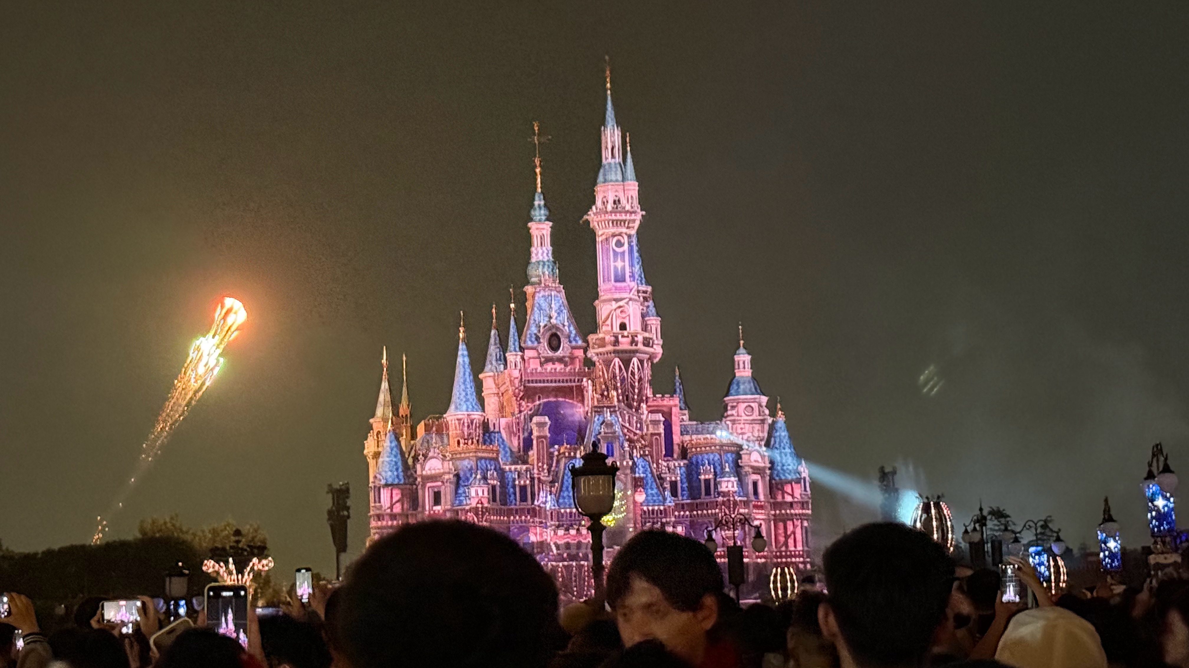 今天和追觅员工一起玩遍迪士尼，这真是别人家公司，别人家老板，老板俞浩直接请五万员