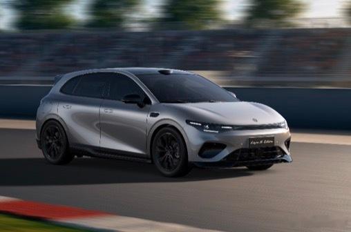 零跑把Lafa5的顶配车型Ultra单独推出，还是别有用意的。它的纸面性能并不会