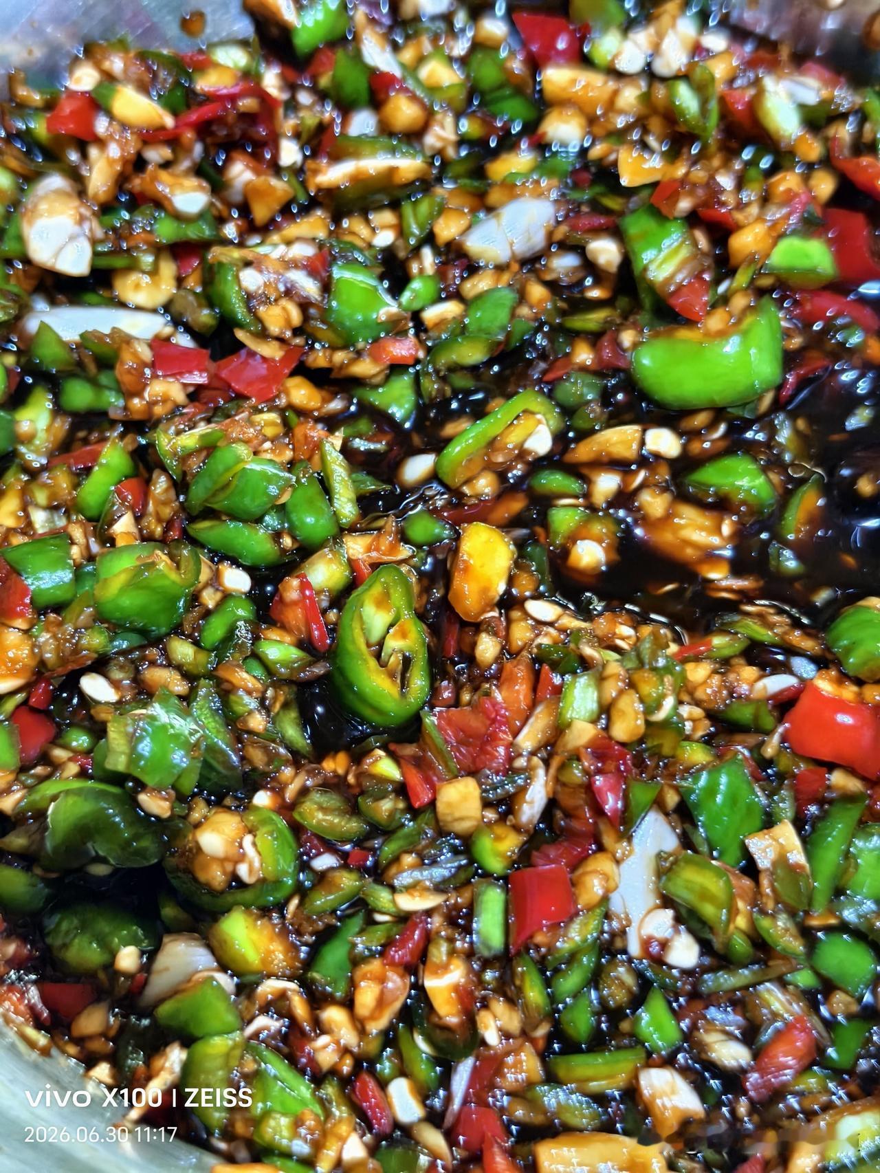 苏北这边的大蒜大椒！
美味佳肴！
给肉也不换的小菜！
[呲牙][呲牙][呲牙][