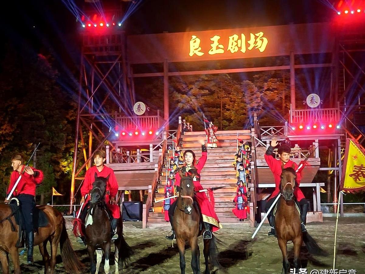 昨晚的良玉剧场，先抓住人的不是热闹，是夏夜里那一片灯火和甲胄反光。
人群本来只是