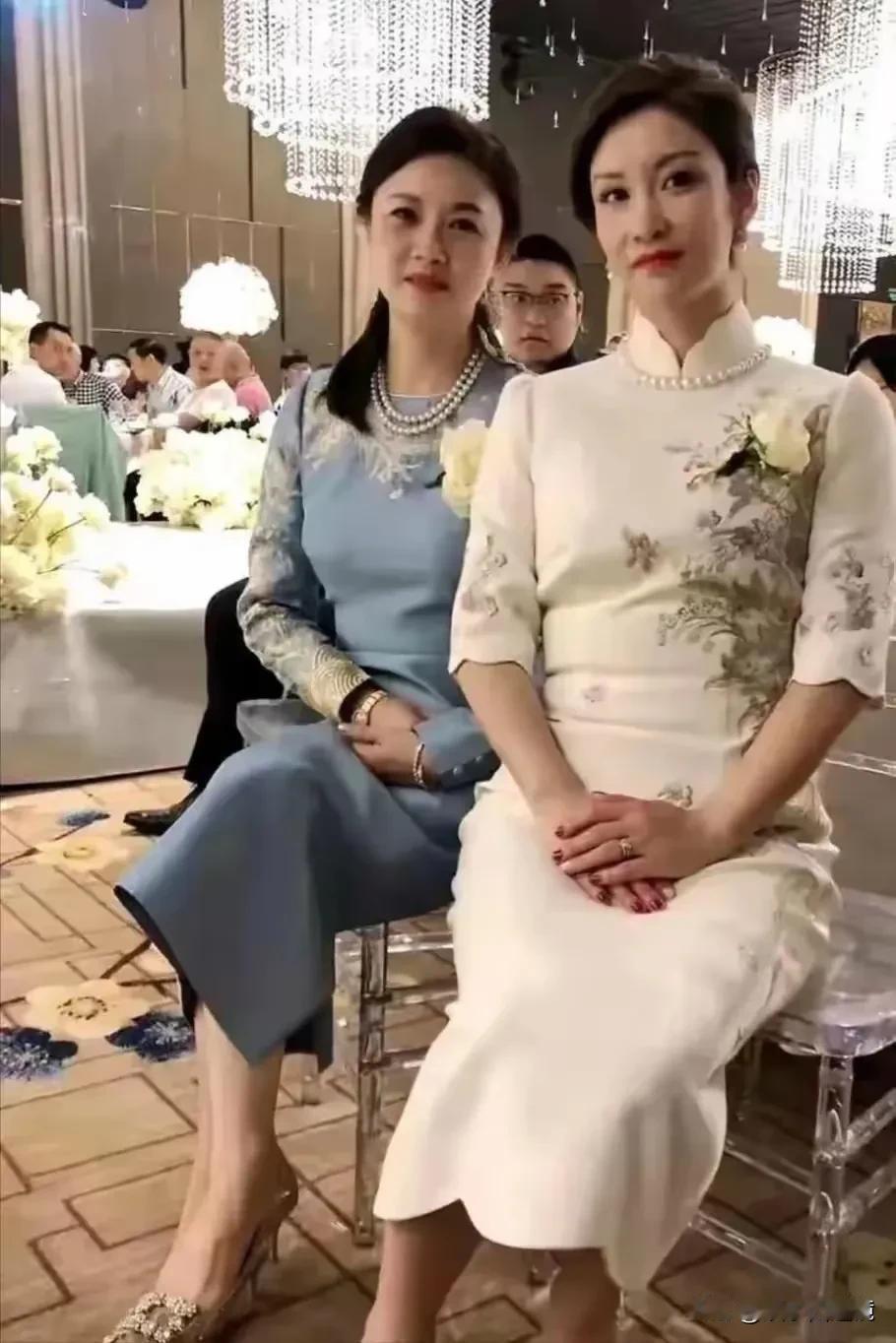 这是某次婚礼上，新郎和新娘母亲的一张合影，两个女人的颜值这么高，新郎和新娘的颜值