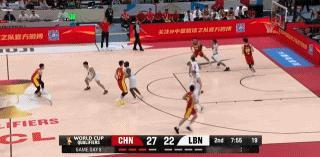 世预赛中国男篮主场对阵黎巴嫩男篮的比赛正在进行，中国男篮开局阶段攻防两端都发挥不