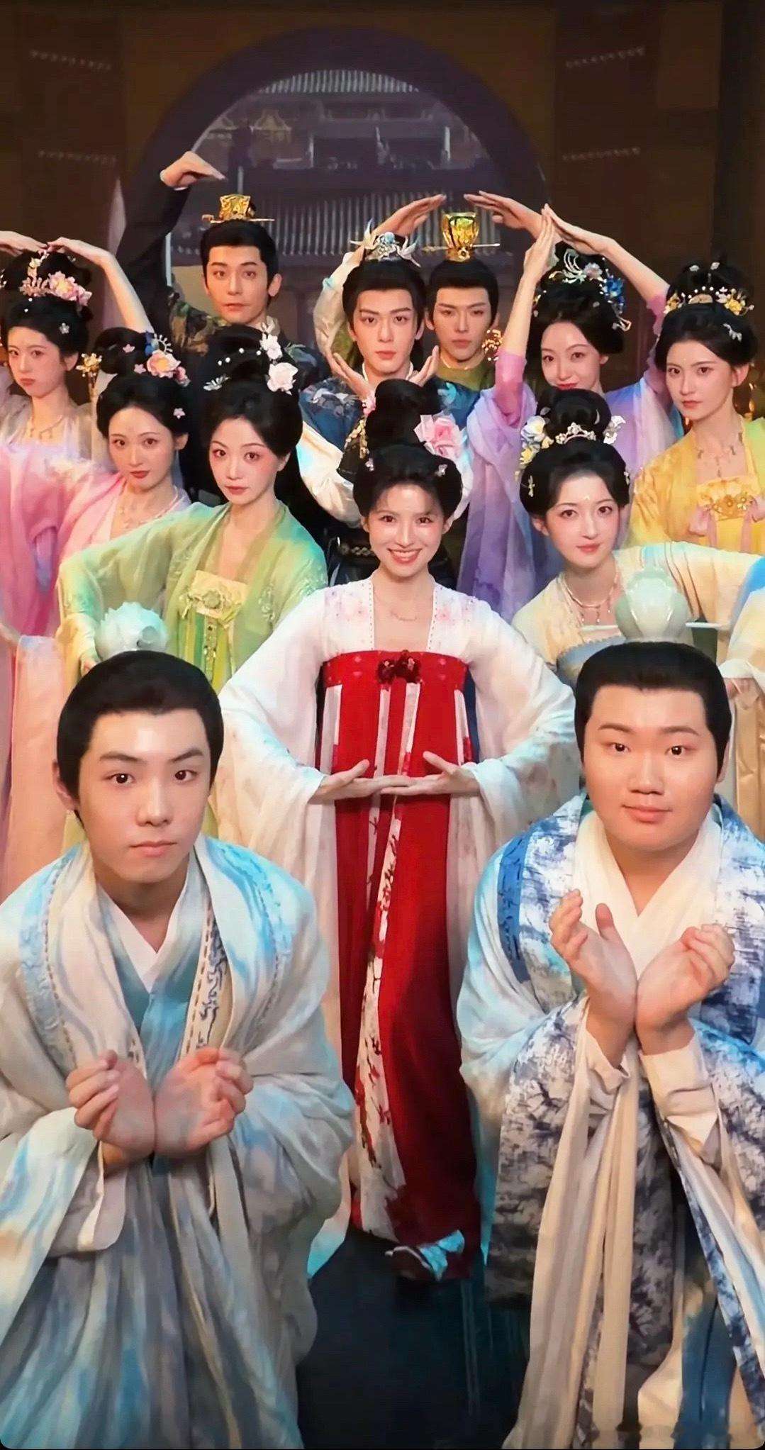 鹤男在一众美女里面不是很出众啊 