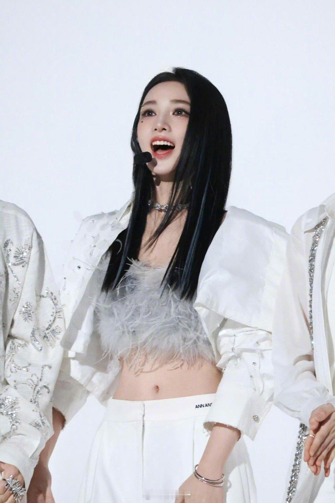 彭小苒腰围只有62cm 62cm是什么概念？是红毯上行走的几何美学，更是自律与专