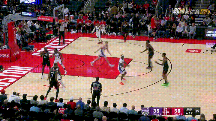 在今天火箭主场迎战国王的比赛中，发生了让人热泪盈眶的一幕。当时比赛进行到了第二节