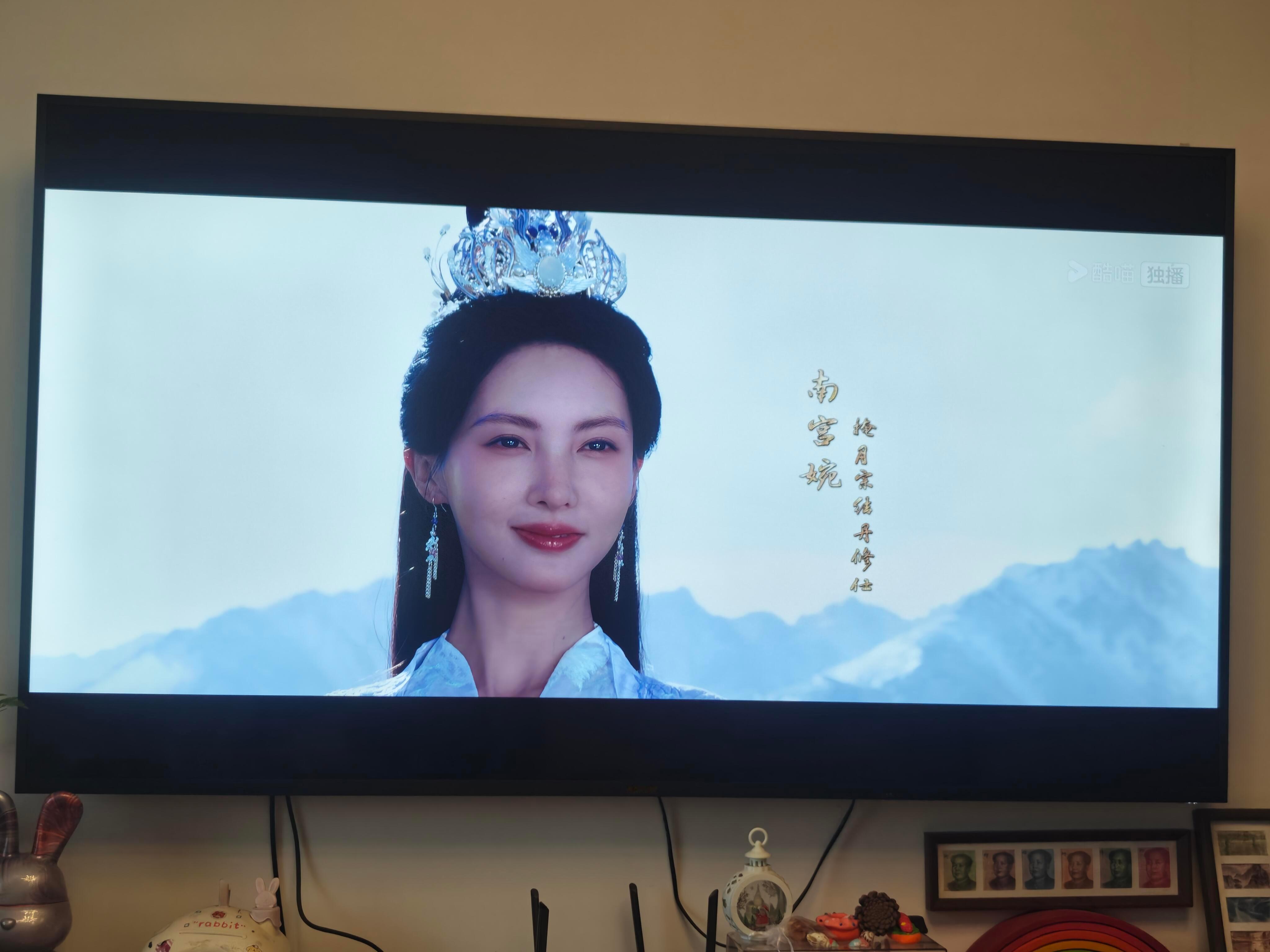 金晨一出场怎么感觉 有种搞笑女装正经的样子，有点想笑[吃惊] ​​​