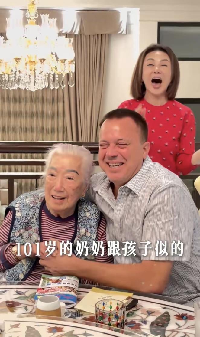 余宝珠不是一个有洁癖的老人，家里有宾客搂着自己肩膀喝酒，余宝珠也不拍开宾客的手，