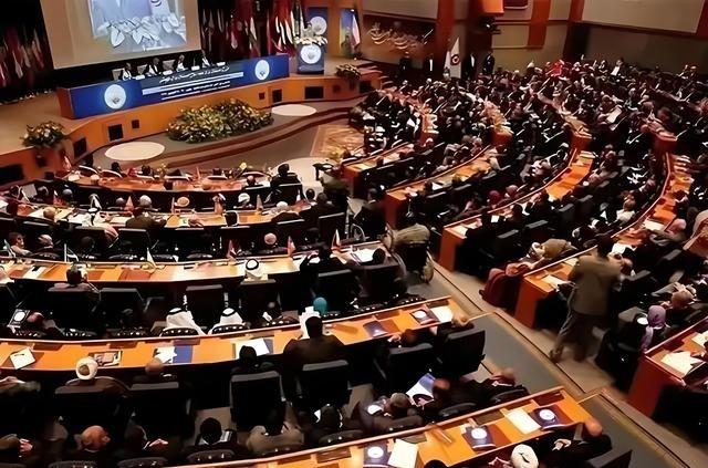 联合国终于硬了一回。 在1月8日的联合国新闻发布会上，发言人称，若美国继续欠费，