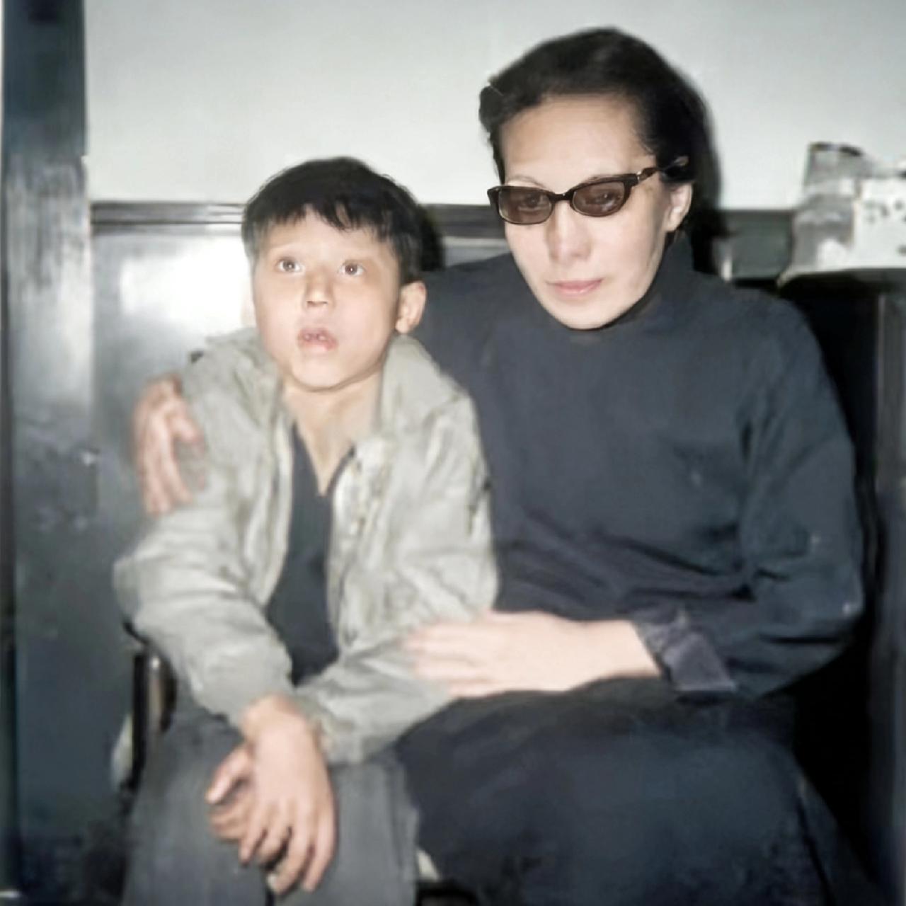 70年代，孟小冬和孙子，一张温馨的合影，照片中的孟小冬衣着朴素，虽然已经古稀之年