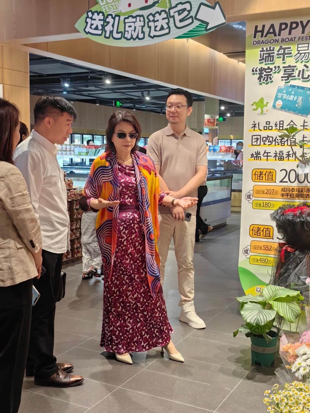 董明珠在洛阳逛超市指导工作，气质身材很好很贵气，很显年轻 ​​​