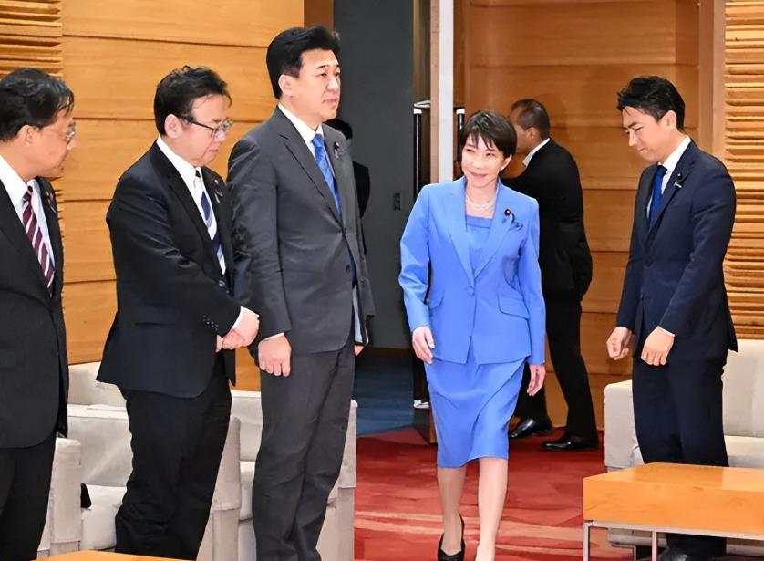 热闹总在峰会开幕前上演，这次更是如此。APEC深圳峰会还没开锣，日本政坛和右翼媒