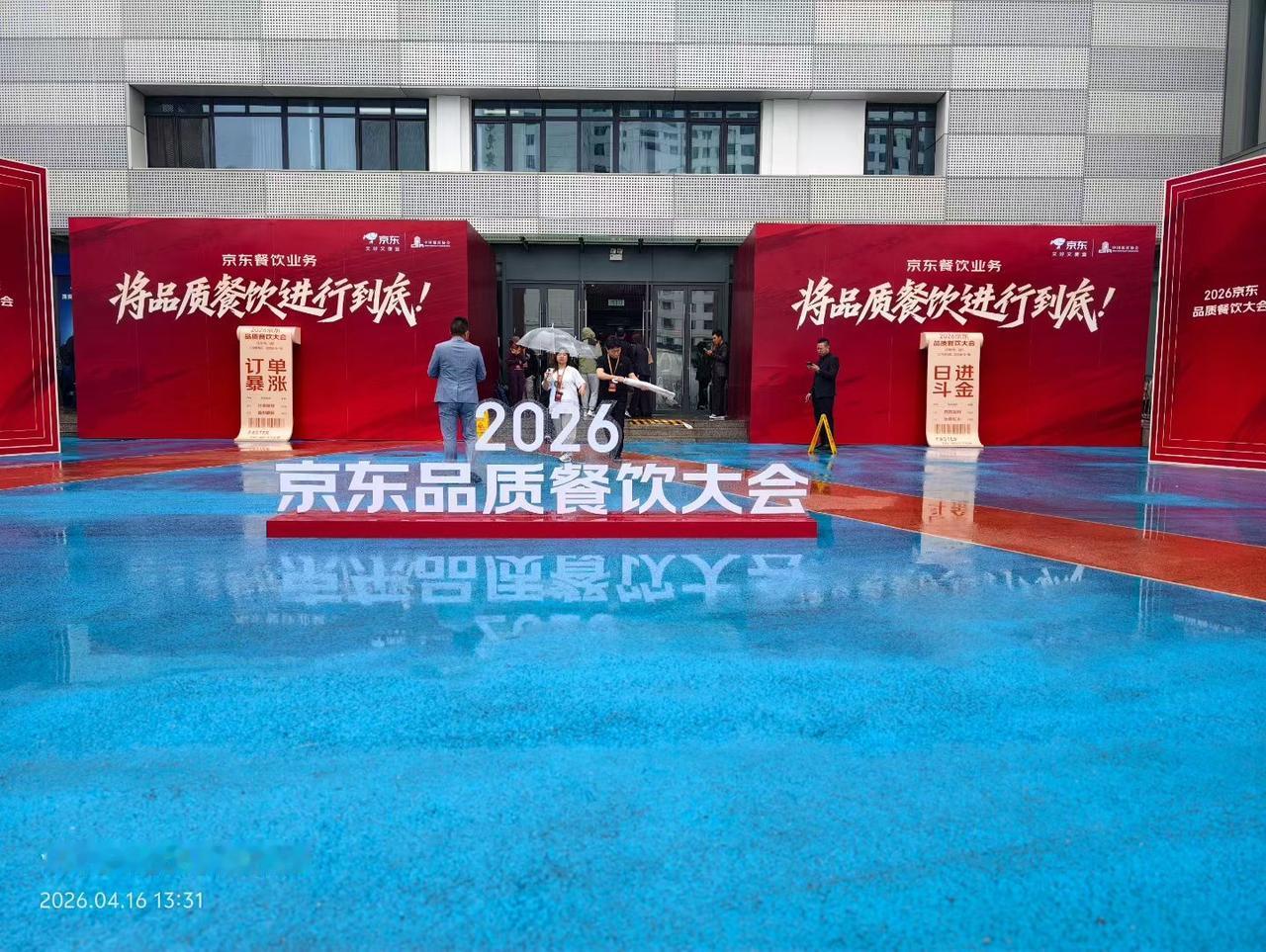 经过一年外卖大战，随着监管收紧，一切尘埃落定，市场格局也发生了明显的变化。

京