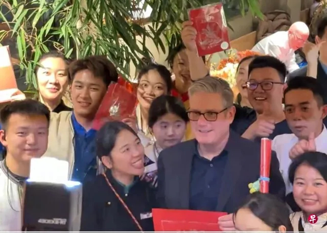 【斯塔默下飞机神情紧张，手机笔记本用完就扔，第一餐选择耶伦同款】英国首相斯塔默已