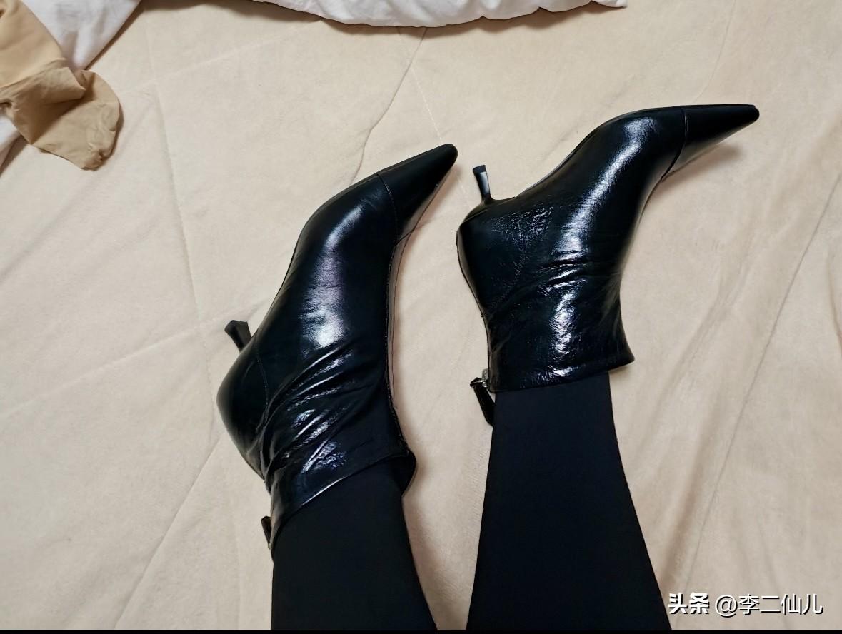 现在这天气还真挺想穿短靴的
可瞅那风格，感觉又太成熟啦。
不过换个角度想想，短靴