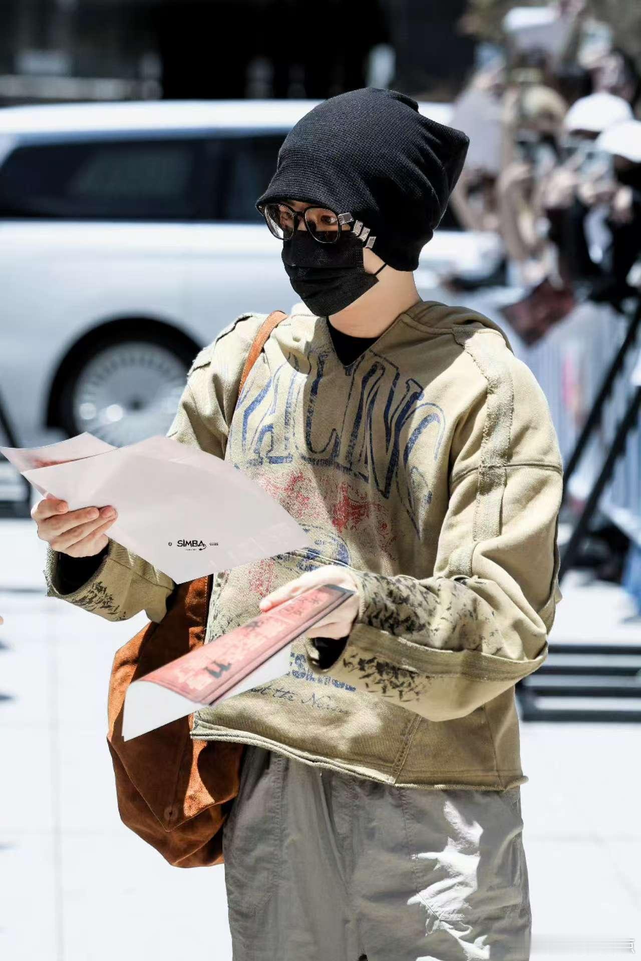 侯明昊回横店发传单了侯明昊剧宣发力了 侯明昊《雀骨》剧宣发力了，回到横店发传单了