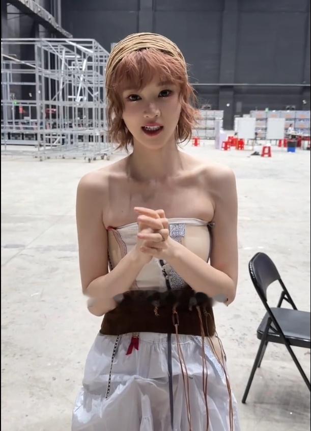 黄灿灿收到唐艺昕送的定制胶片黄灿灿浪姐没完成跟每个姐姐合照黄灿灿收到唐艺昕送的定