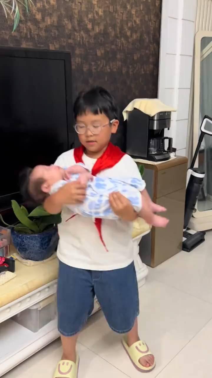 当了哥哥才知道妹妹比啥都重要。虽然又累又缺觉，哥哥还想把你抱。听见妹妹放个屁，哥