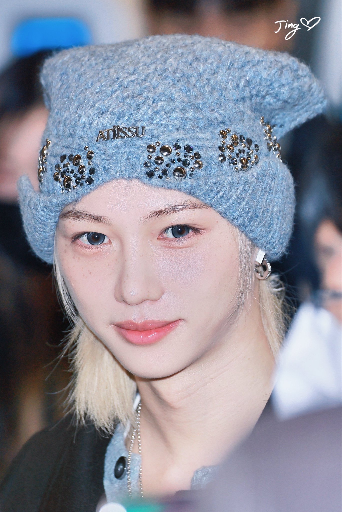 Stray Kids Felix出国机场饭拍，蓝瞳蓝色系造型好像一只精致的波斯猫