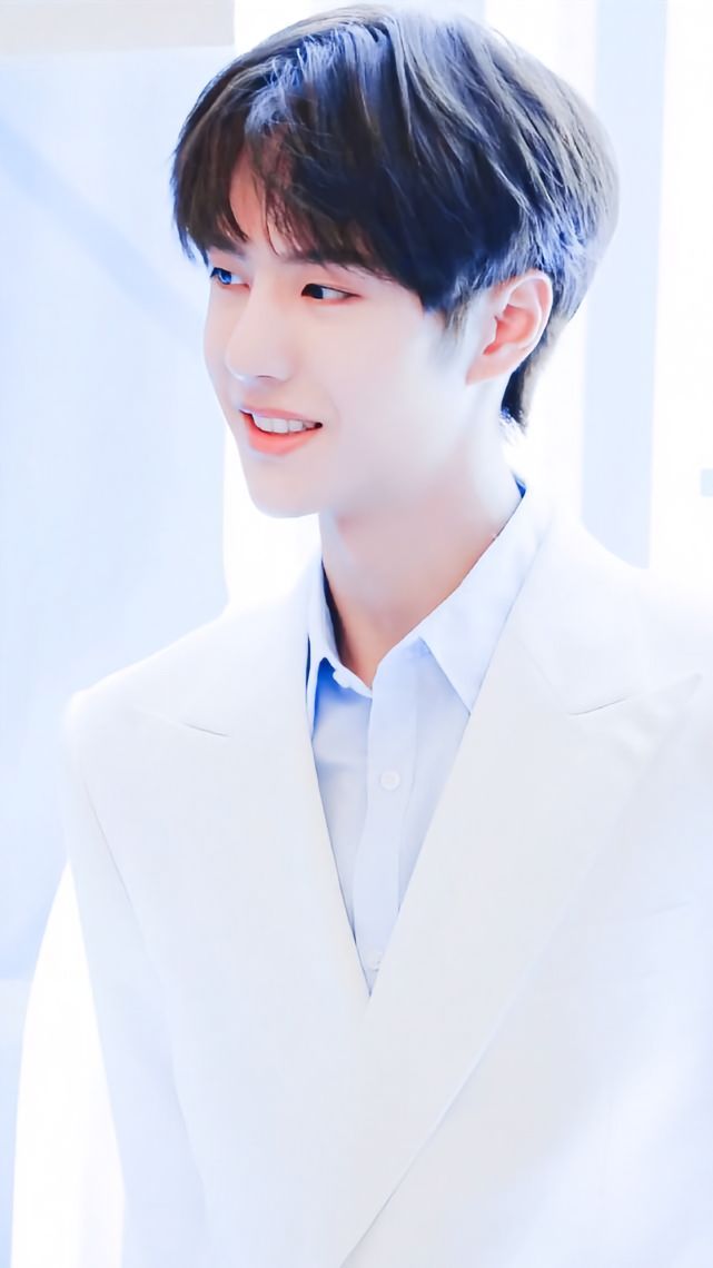 王一博白西装蓝衬衫 王一博白色西装太帅了 王一博白西装蓝衬衫，一博白色西装太帅了