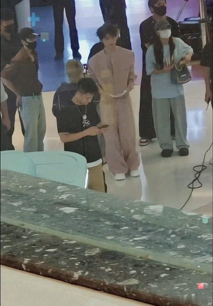 梓渝全公司人都陪同拍摄梓渝全公司人都出动了梓渝拍电影客串，公司全员出动还关了北京