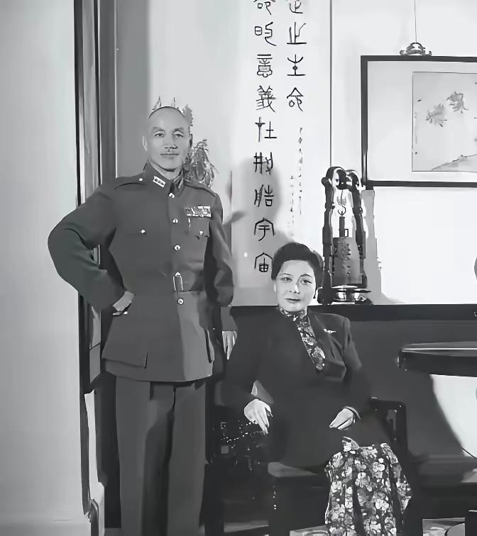 1949年初，北平城破在即。蒋介石一看傅作义要起义，慌忙派飞机来接人。

可南苑