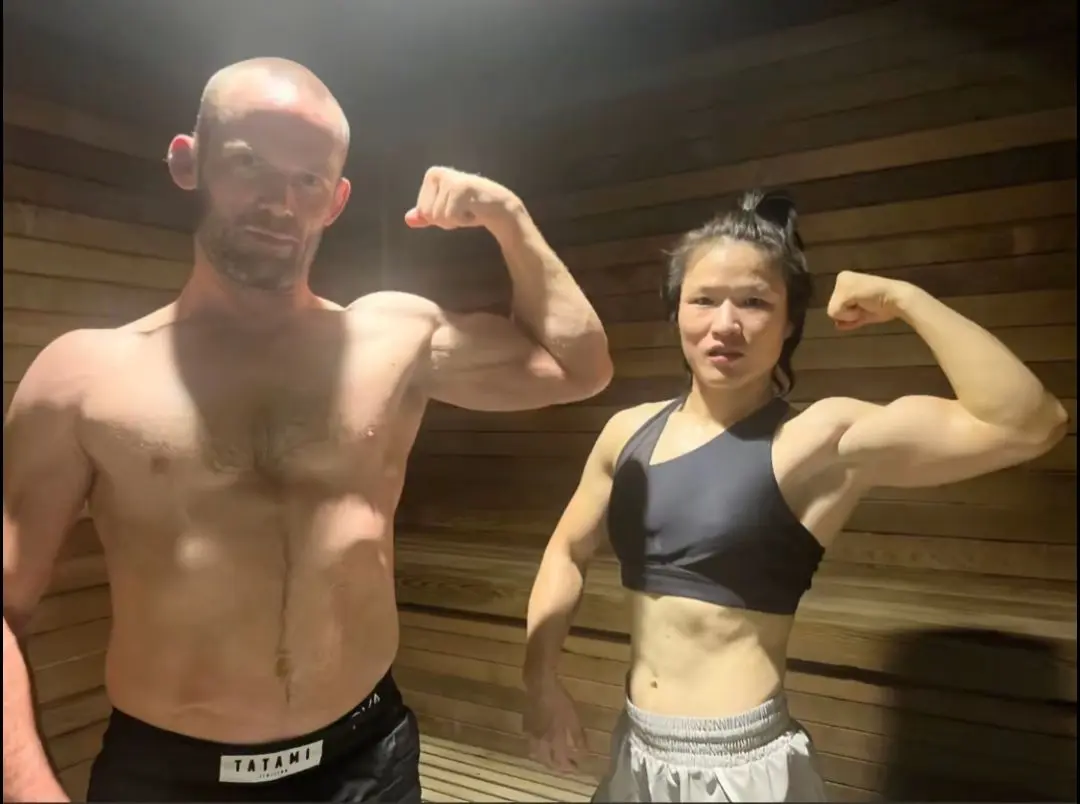 张伟丽和辛格教练肌肉对比