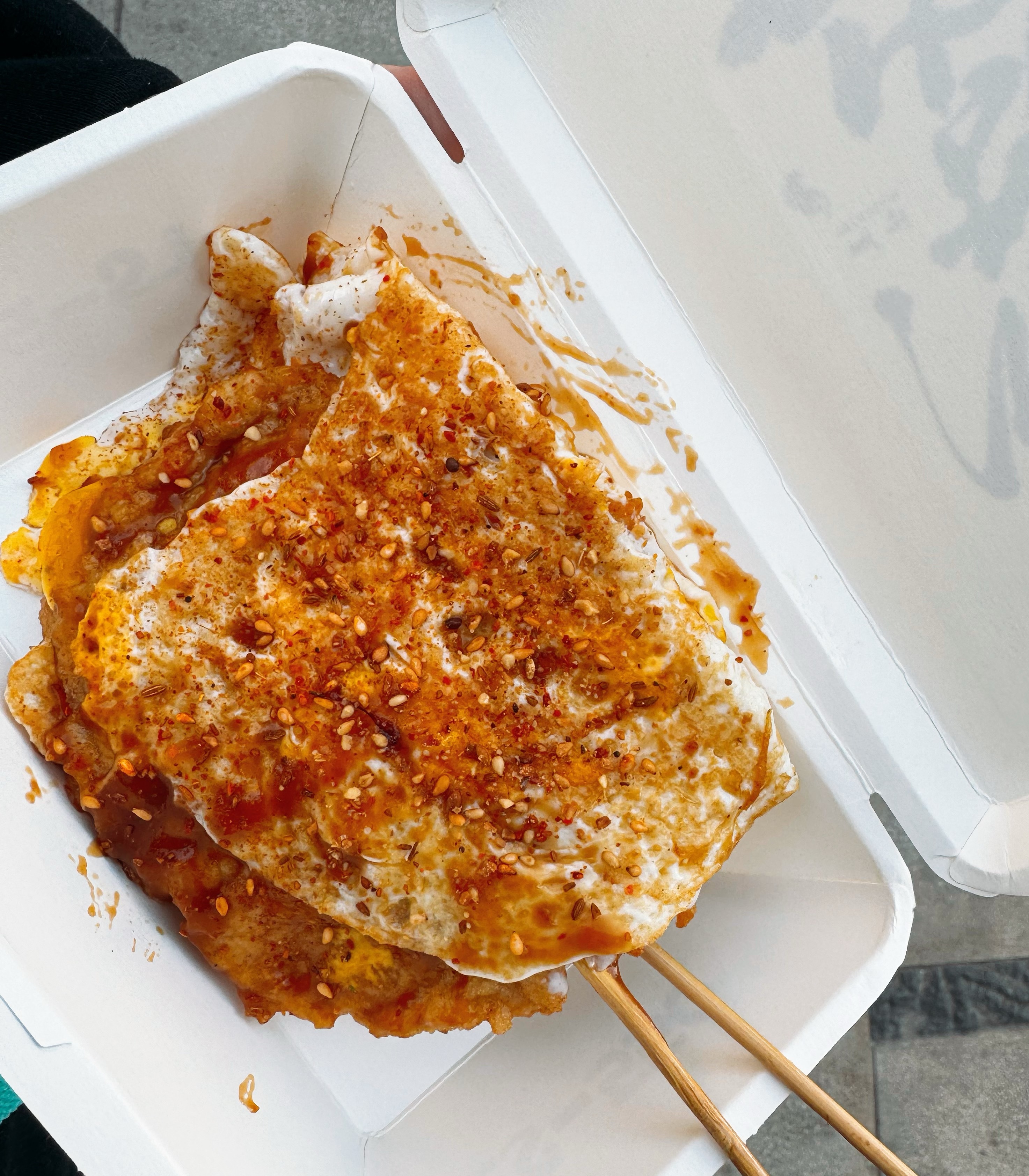 下班路上遇到小夫妻摆摊买了两串蛋包里脊，带回去给我爸妈尝尝，如果他们不吃嘿嘿我就