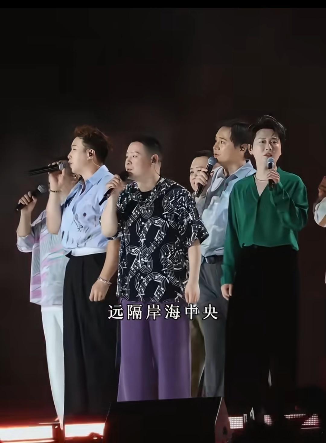 绿衣服原来是孟鹤堂啊，还以为倪萍…… 
