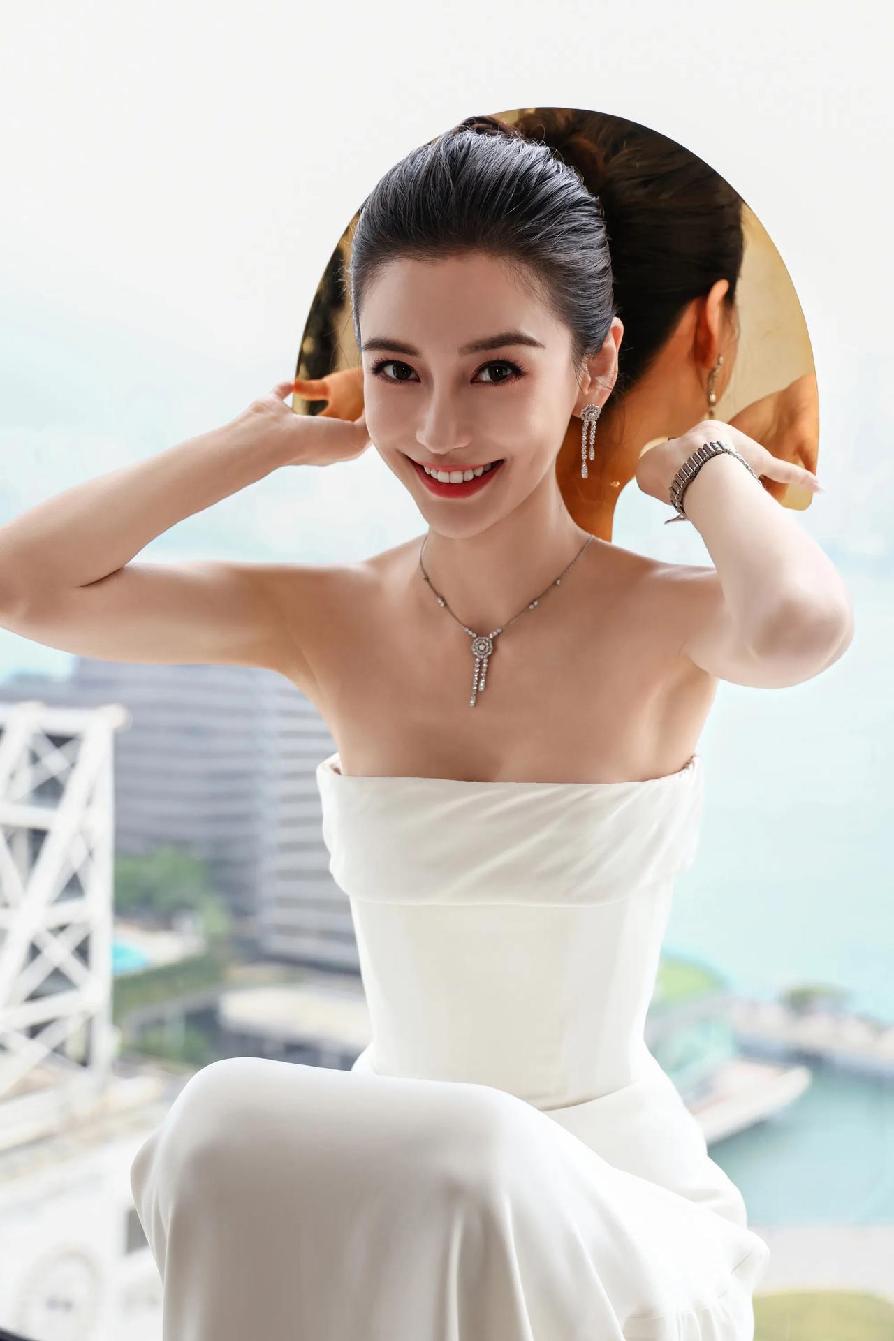 杨颖受邀出席香港国际影视展，一袭白色抹胸长裙清雅奢华，尽显婀娜身姿。还记得跑男前