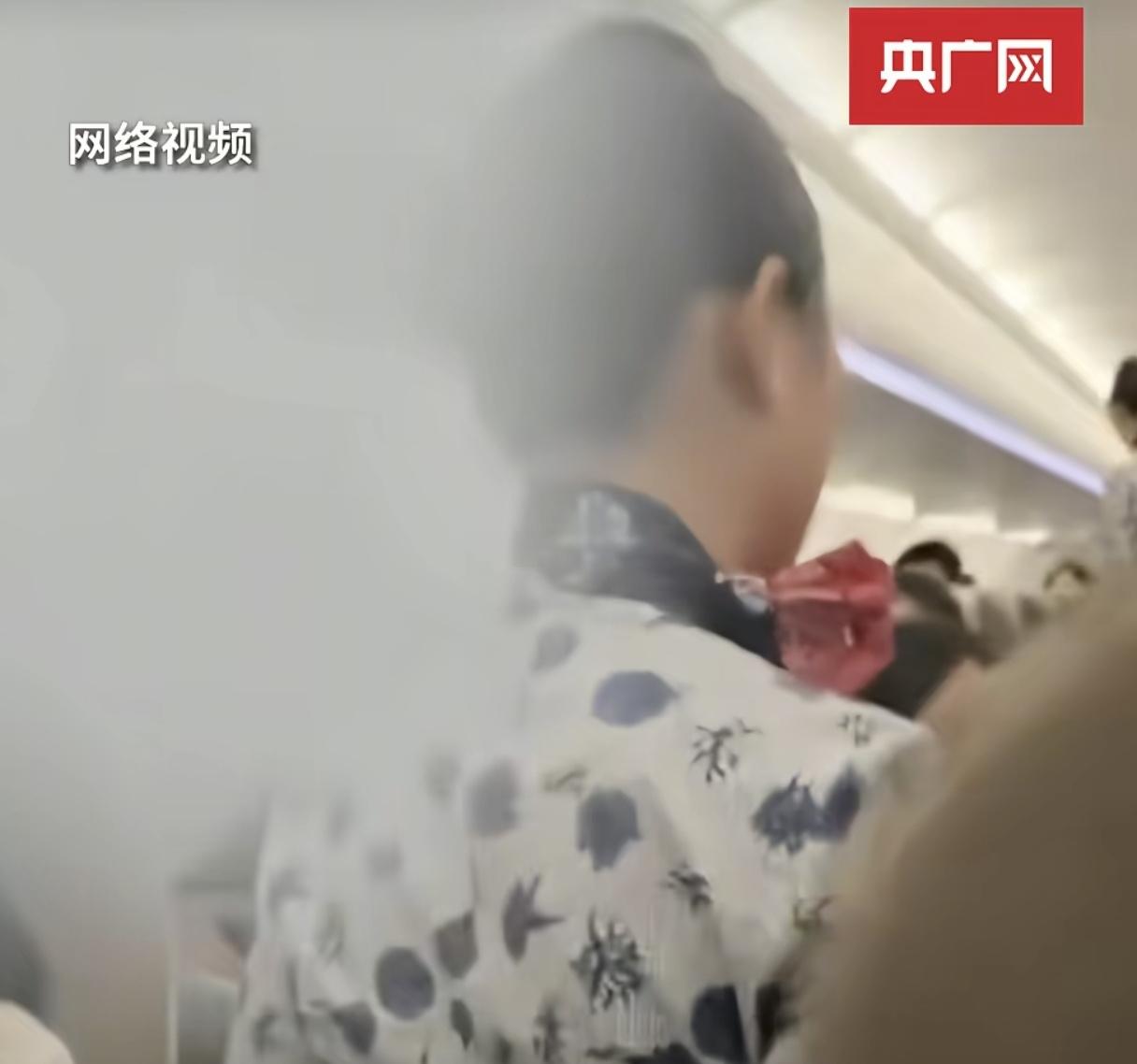 有的人真的是短剧看多了，动不动就让人下跪。

东航空姐在推餐车的时候不小心撞到乘
