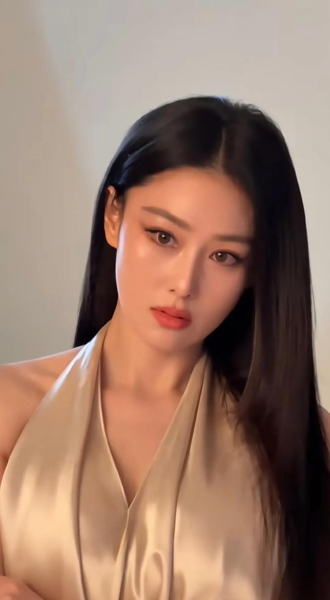 我妈眼光真是毒辣，看了张馨予的消息，她第一句话就是，找老婆千万要找这种，一看就是