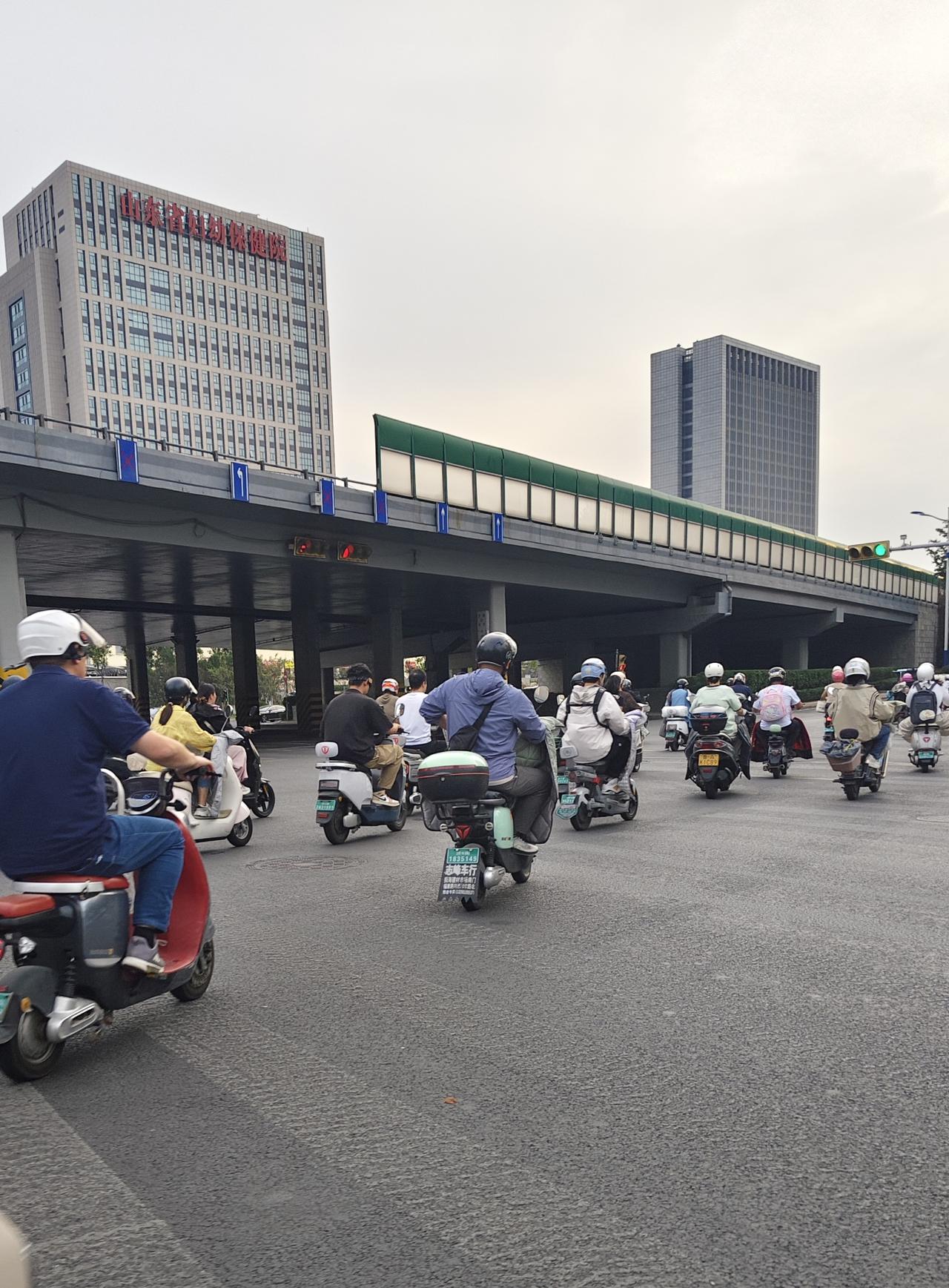 绿灯亮了！这浩浩荡荡的电动车大军，气势拉满，场面比汽车长龙还要壮观！
     