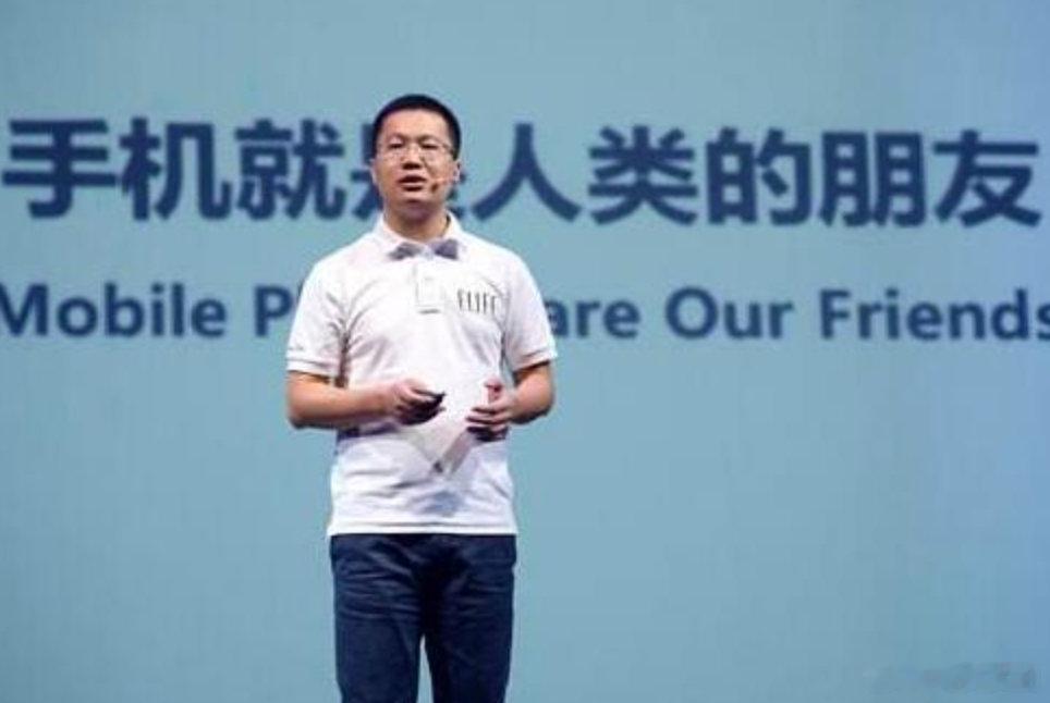 【卢伟冰回应YU9测试车传言】卢伟冰称路上正跑的测试车并非YU9 5月26日，小