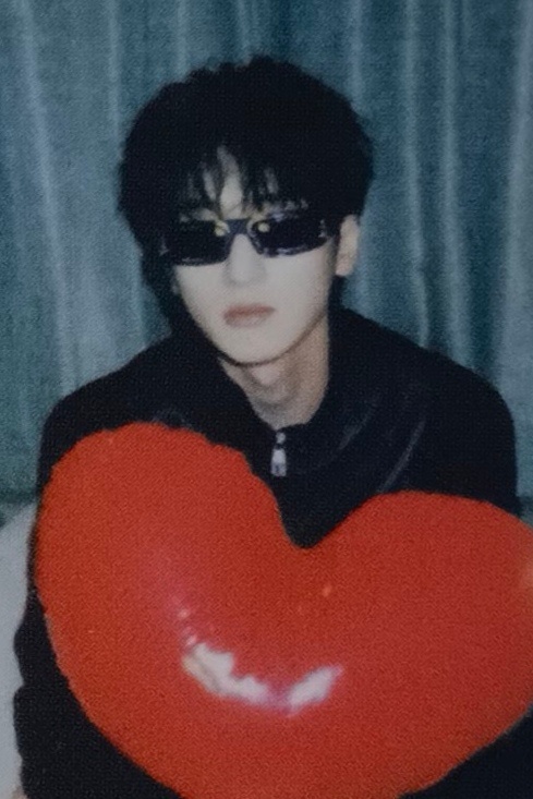 严浩翔墨镜酷盖抱心 严浩翔三专隐藏拍立得 严浩翔三专隐藏拍立得，是墨镜酷盖抱心呀