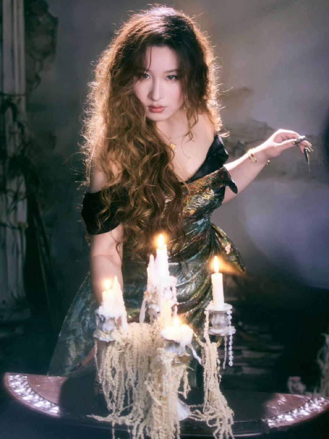 曝歌手帮唱嘉宾锤娜丽莎自带超强的舞台表现力和多变的唱腔功底，综艺感与唱功兼备的她