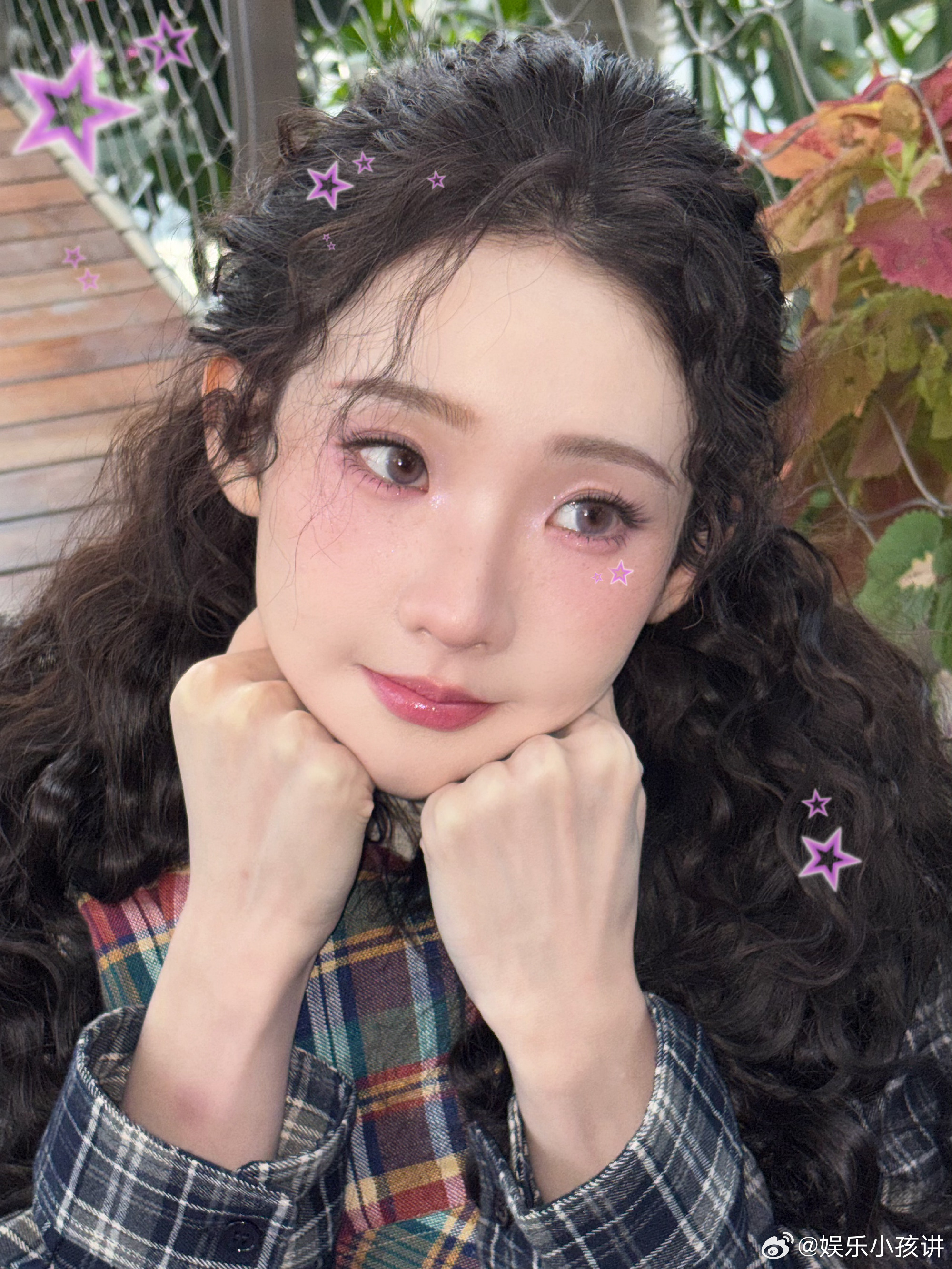 张艺凡这张脸就没有废片 颜值稳定输出说的就是张艺凡！软萌羊毛卷温柔灵动，简约穿搭